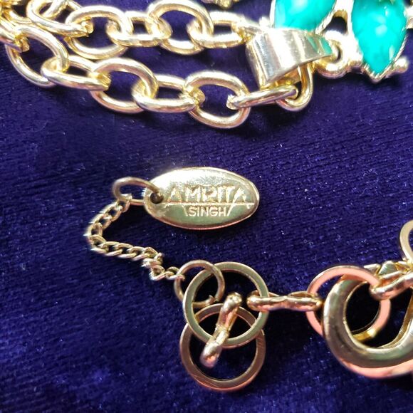 Amrita Singh Signed Necklace, Large Green Flower Medallion Pendant, Gold Tone - Picture 5 of 11